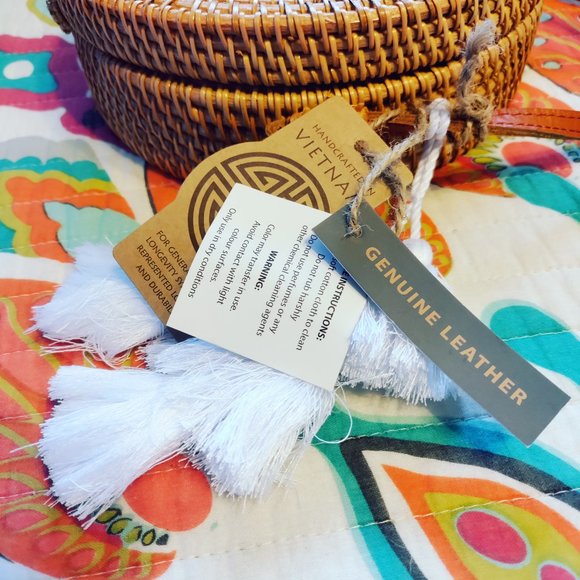 Snap Closure Straw Circle Tote Handbag with White Tassle - Picture 3 of 4